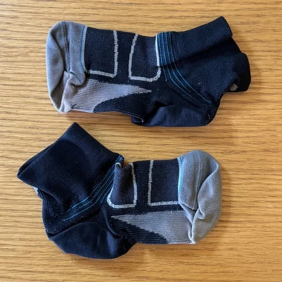 Feetures! Elite Ultra Light Cushion Quarter Socks - Picture 2 of 2